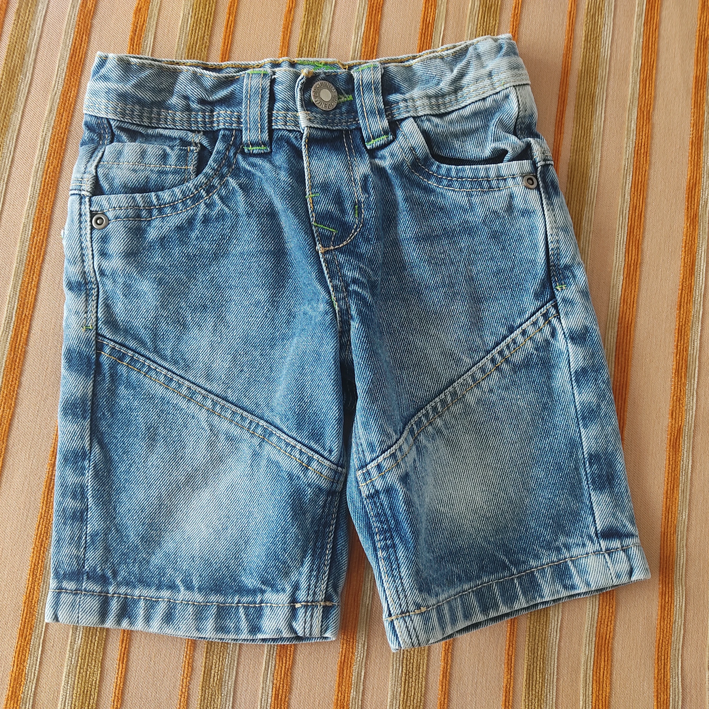 Pantalones vaqueros cortos. Talla 3-4A (104 cm)